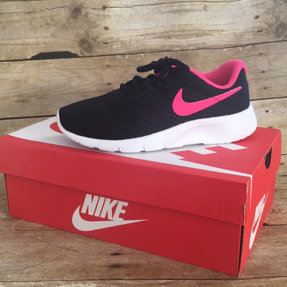 girls black and pink nike